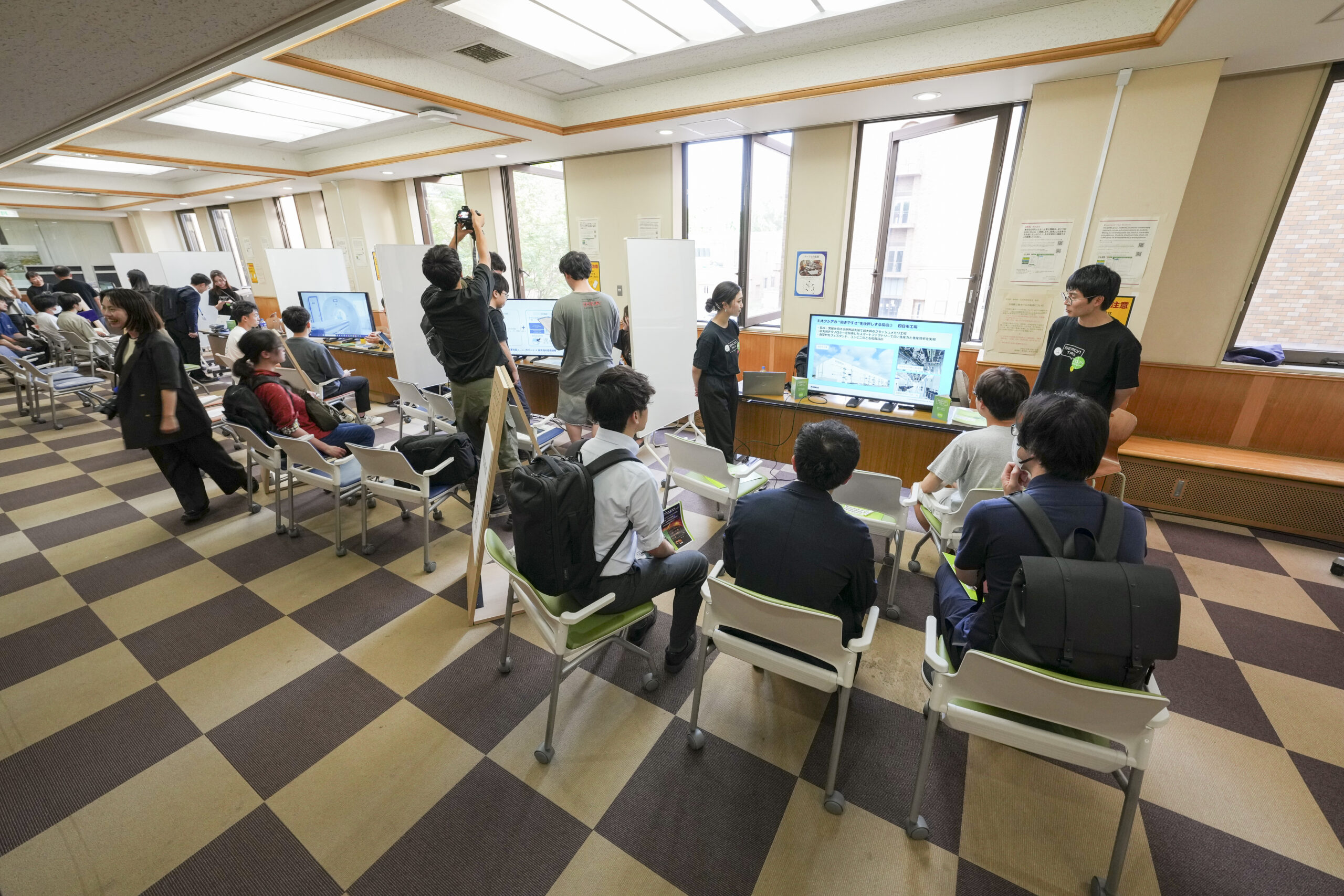 開始前からにぎわいを見せた各社ブース。研究者や技術者、人事担当者と直接話せる貴重な機会に、学生たちは積極的に足を運び、研究内容やキャリアについて熱心に質問を投げかけていた。