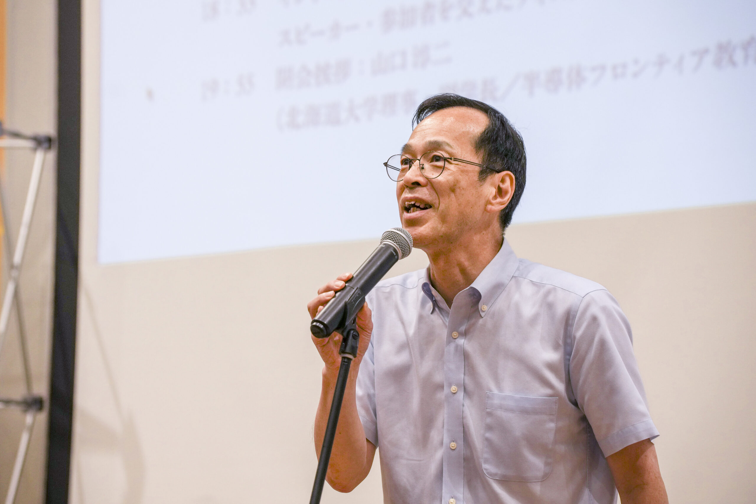 石森 浩一郎教授(北海道大学副学長/大学院理学研究院)。半導体企業で活躍する北大卒業生に登壇いただく経緯が話された。