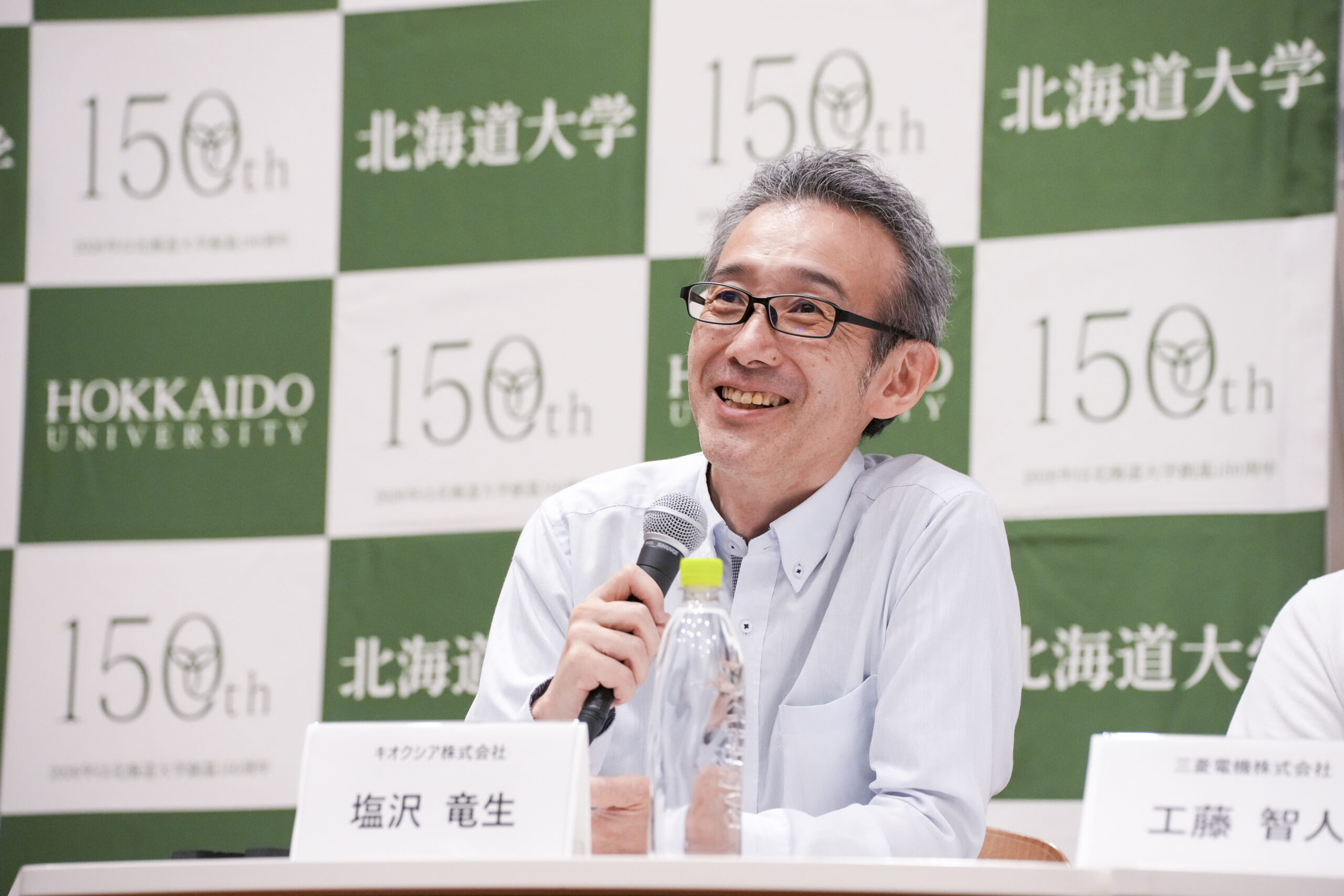 塩沢 竜生氏(キオクシア株式会社 先端技術研究所 AI・システム研究開発センター システム技術研究開発部 システム技術研究第二担当 グループ長)AI研究と半導体開発をつなぎ、新しい応用分野を切り拓いている。学生時代は、北大の量子集積エレクトロニクス研究センターで半導体プロセスを研究。