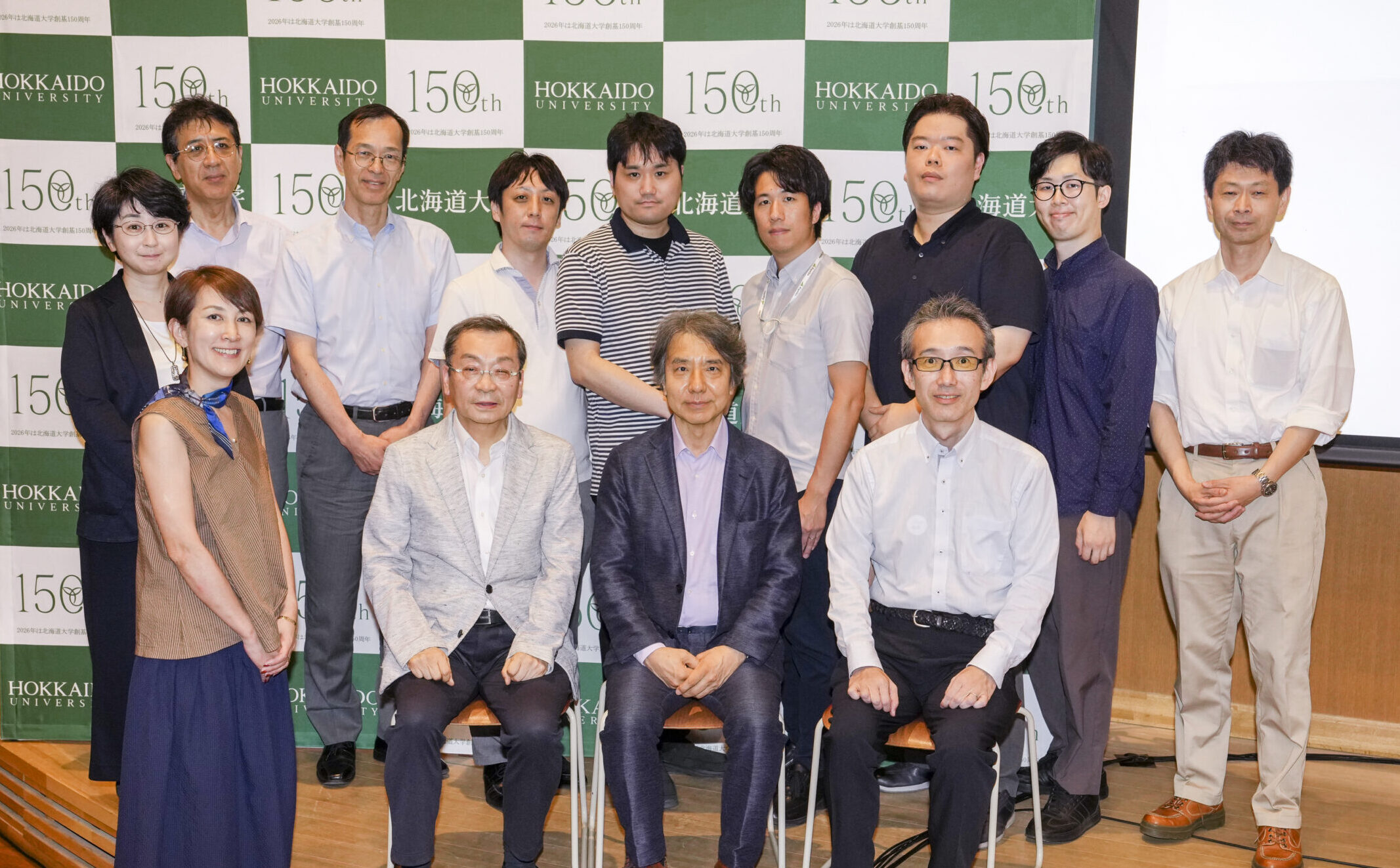 登壇者と企画メンバーの集合写真。