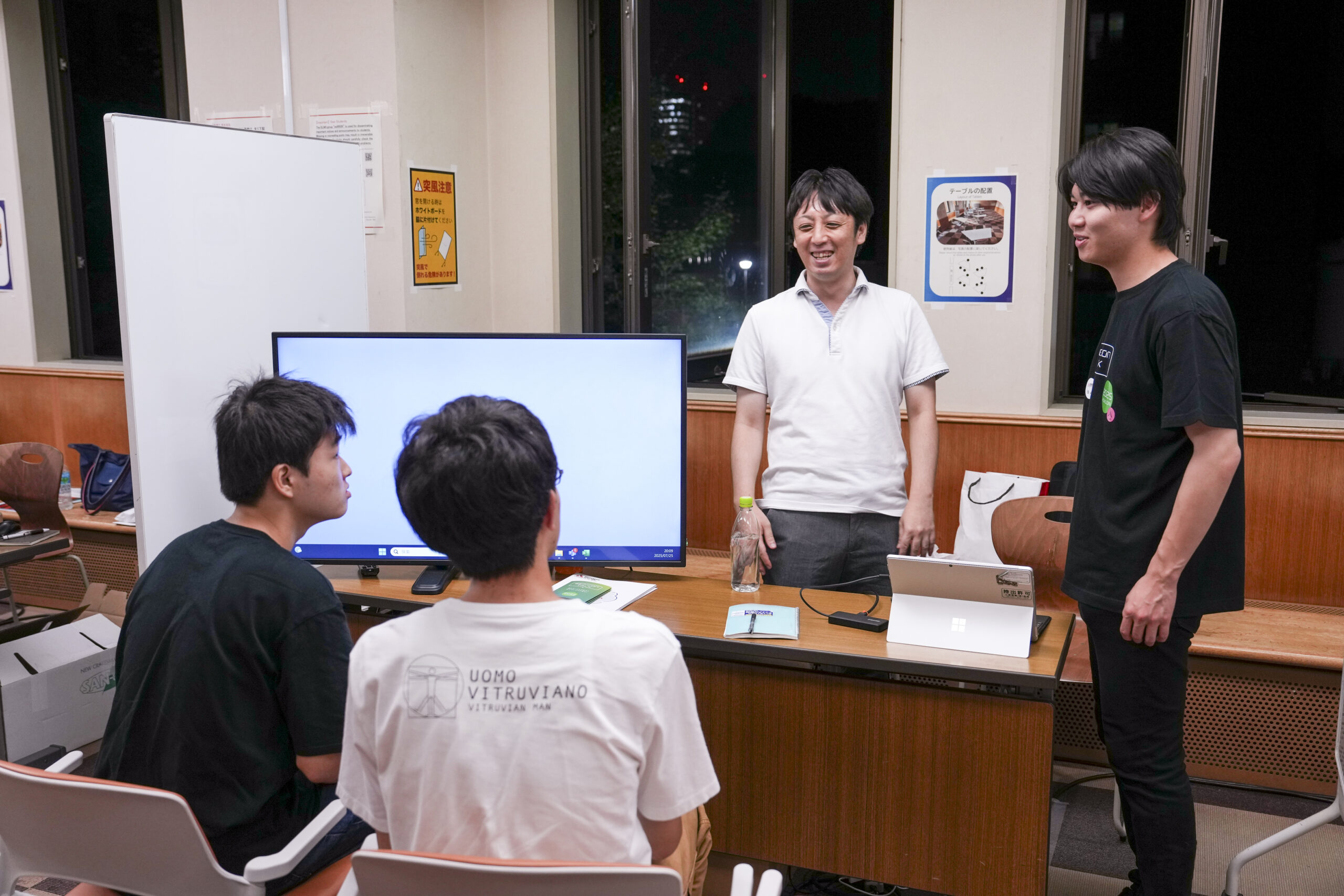 大講堂での講演終了後も、各社のブースで登壇者や担当者と熱心に対話する学生の姿が見られた。